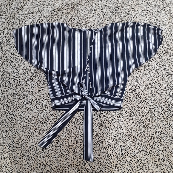 💥3/$25💥Crop Top w/Open Back Small - Picture 2 of 5